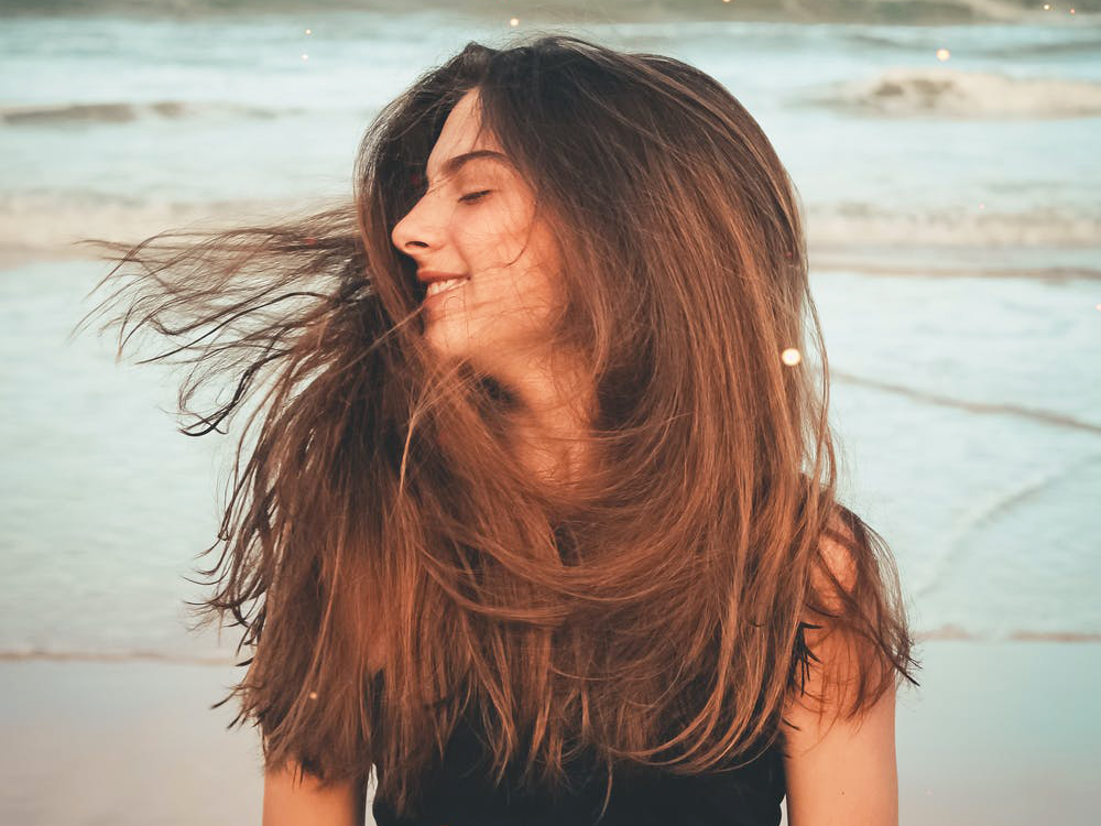12+1 εύκολες και πρακτικές συμβουλές για όμορφα και λαμπερά μαλλιά στις διακοπές σας