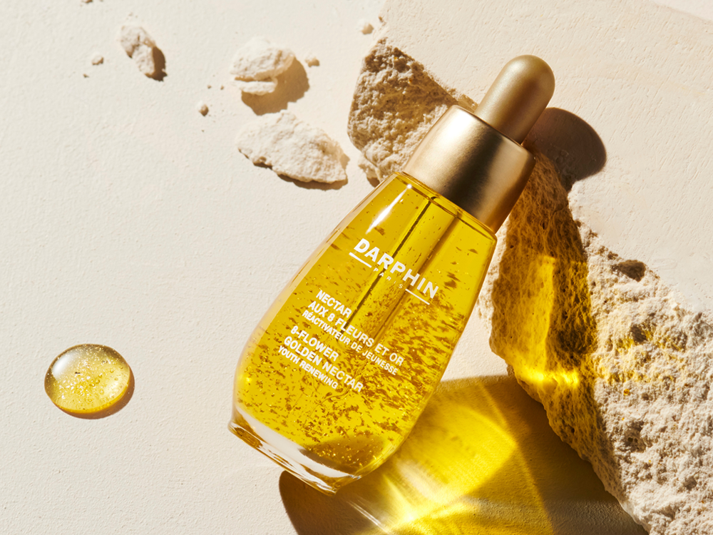Με αυτό το έλαιο προσώπου της Darphin, η επιδερμίδα σας μπαίνει (κυριολεκτικά) στη χρυσή της περίοδο